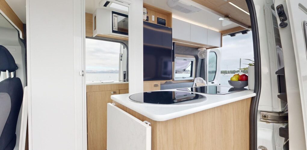 Kijkje in de Cruisin' Rover camper met zijdeur open
