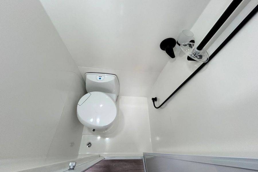 Badkamer met toilet en douche in de Cruisin' Rover camper