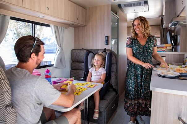 Camper spelletje aan tafel