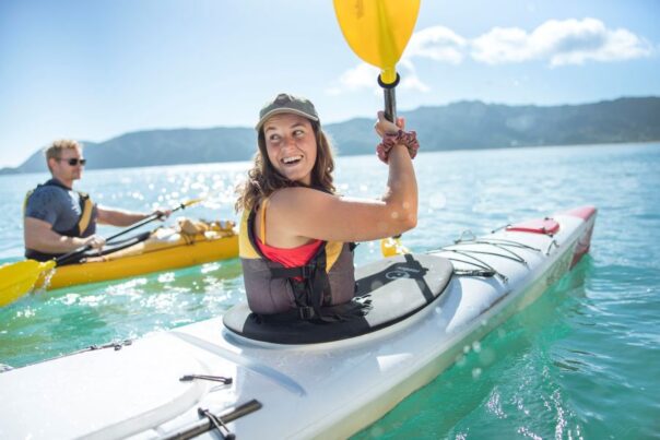 Vrouw is aan het kajakken in de Golden Bay in Abel Tasman National Park