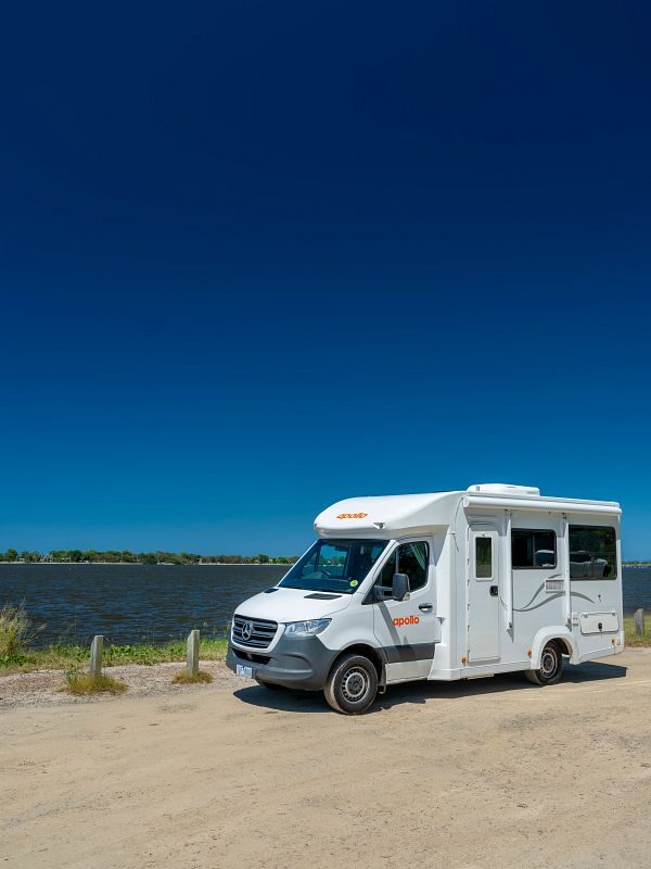 Apollo Euro Quest op een parkeerplaats aan het water