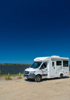 Apollo Euro Quest op een parkeerplaats aan het water