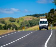 Apollo Euro Tourer rijdt op een weg in Nieuw-Zeeland richting de fotograaf