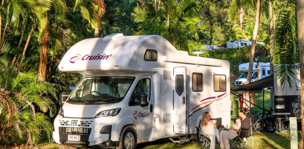 Cruisin' 4 Berth Deluxe op de camping, stel zit aan tafel