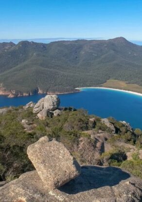 Weids uitzicht op Wineglass Bay in Freycinet National Park