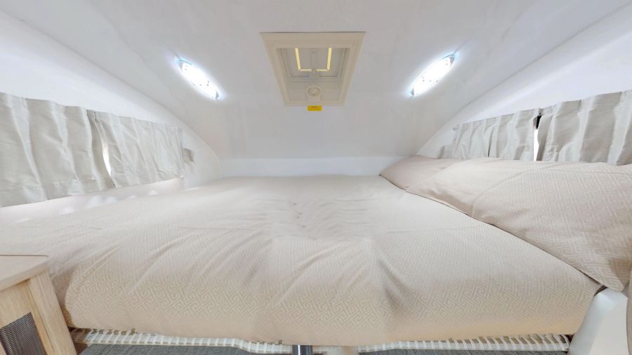 Bed in de alkoof van de Cruisin' Discovery