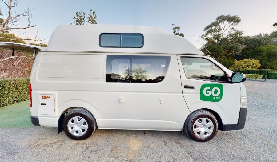 Zijaanzicht van de geparkeerde Go Cheap 2 Berth Hitop, met de achterklep open