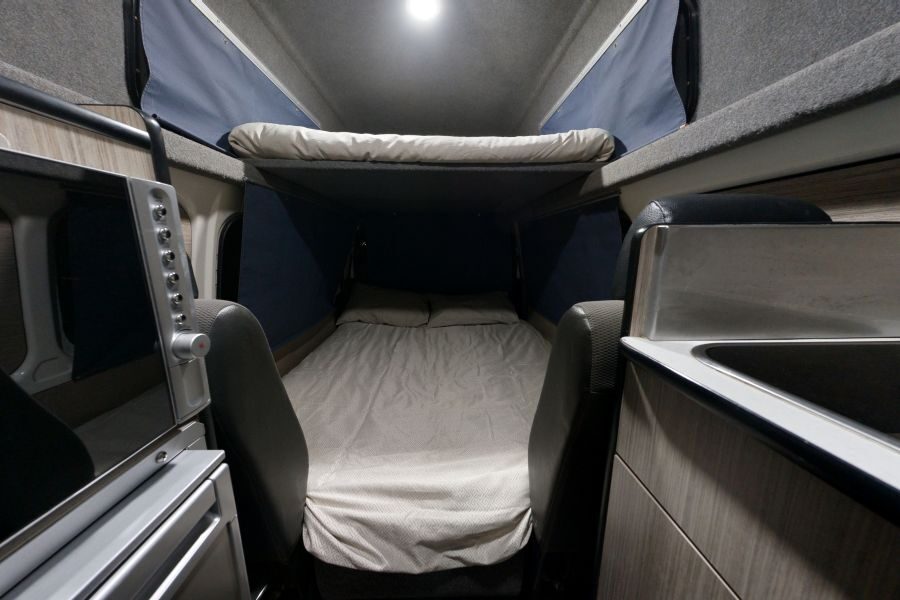 Beide bedden van de Go Cheap 4 Berth Hitop zijn opgemaakt