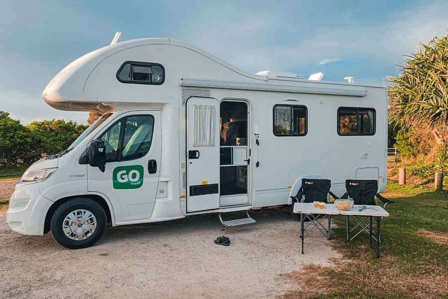 Zijaanzicht van de Go Cheap Derwent met de deur open en stoelen staan buiten