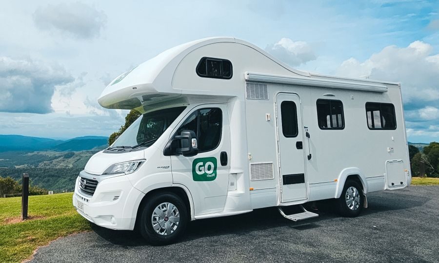 De Go Cheap Henty staat geparkeerd en heeft mooi uitzicht op de achtergrond