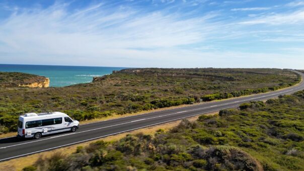 Apollo Euro Tourer camper rijdt op de Great Ocean Road langs de kust en zee