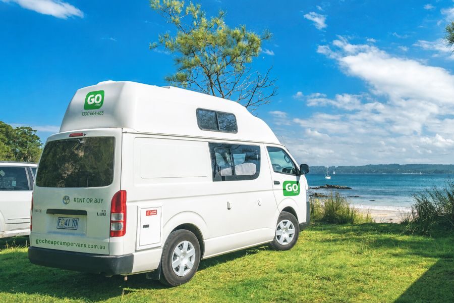 Go Cheap 2 Berth Hitop staat geparkeerd langs het strand