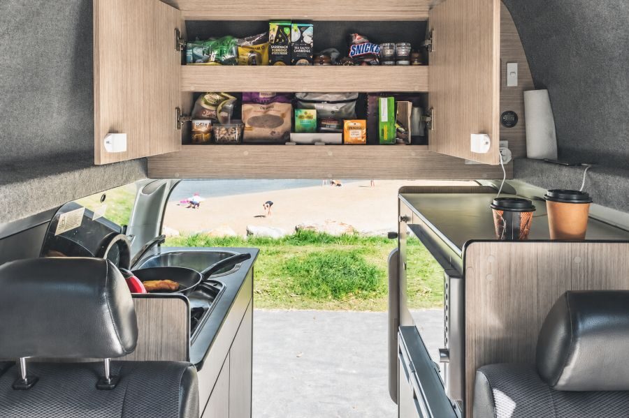 Keuken van de Go Cheap 4 berth Hitop met kastjes open
