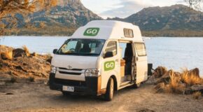 Go Cheap 4 berth Hitop geparkeerd met zijdeur open