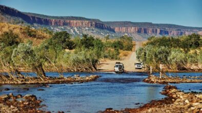 Oversteek met de 4WD door het water van de Pentecost Crossing aan de Gibb River Road in de Kimberley