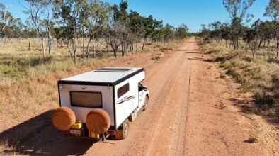 Britz Maverick rijdt op de Savannah Way op rode gravel, droneopname