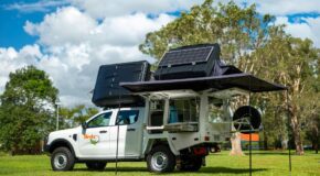 Britz Warrior 4WD staat geparkeerd op gras met luifel en zonnepaneel op het dak