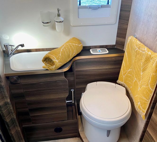 De badkamer met wastafel en toilet van de Britz Odyssey camper in Nieuw-Zeeland