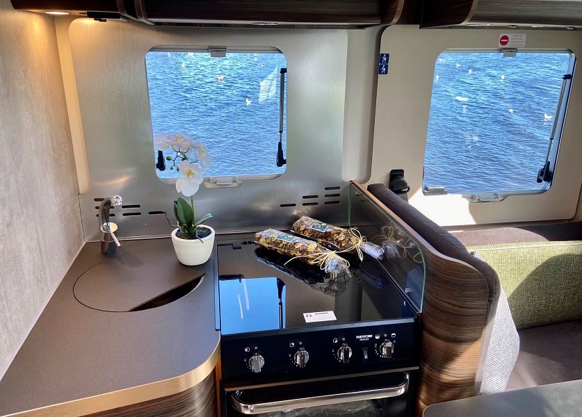 Het keukenblok inclusief oven van de Britz Odyssey camper in Nieuw-Zeeland