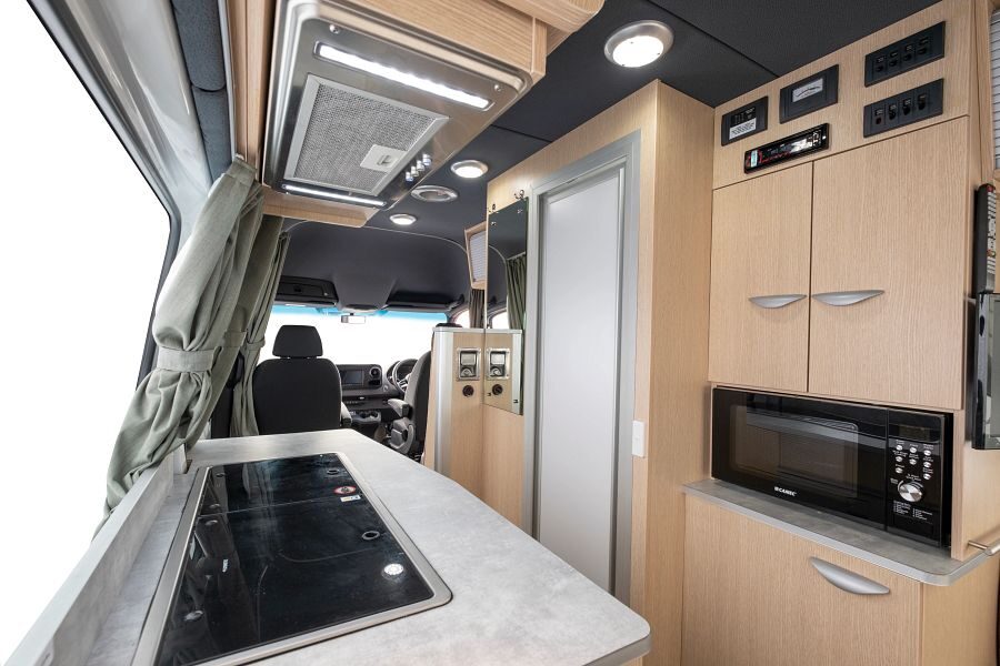 De volledige keuken van de Maui Ultima Plus camper