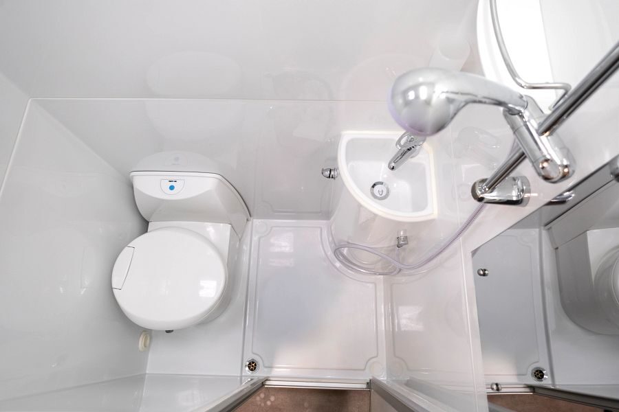 De badkamer met toilet, wasbak en douche in de Maui River camper