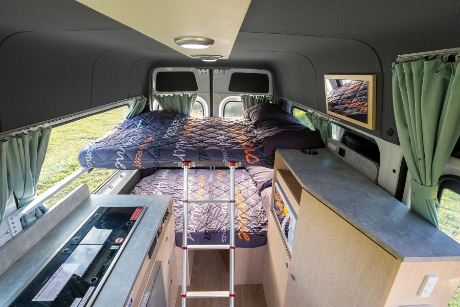 De twee bedden boven elkaar aan de achterkant van de Mighty Double Down camper in Australië