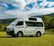Het campermodel van de Mighty Lite HiLITE in Australië vanaf de zijkant gezien