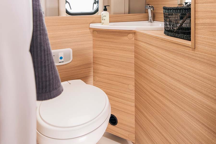 De badkamer met toilet en wasbak in de McRent Urban Plus camper