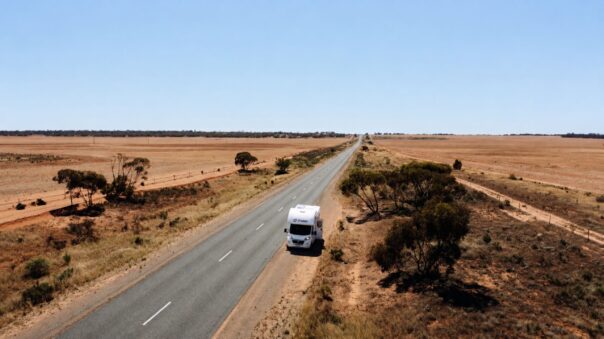 Cruisin' camper staat langs de kant van de weg in Australië, dronebeeld