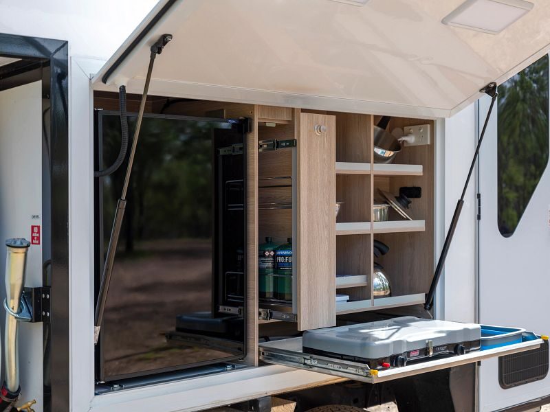 De buitenkeuken met gasstel en koelkast van de Mighty 4WD