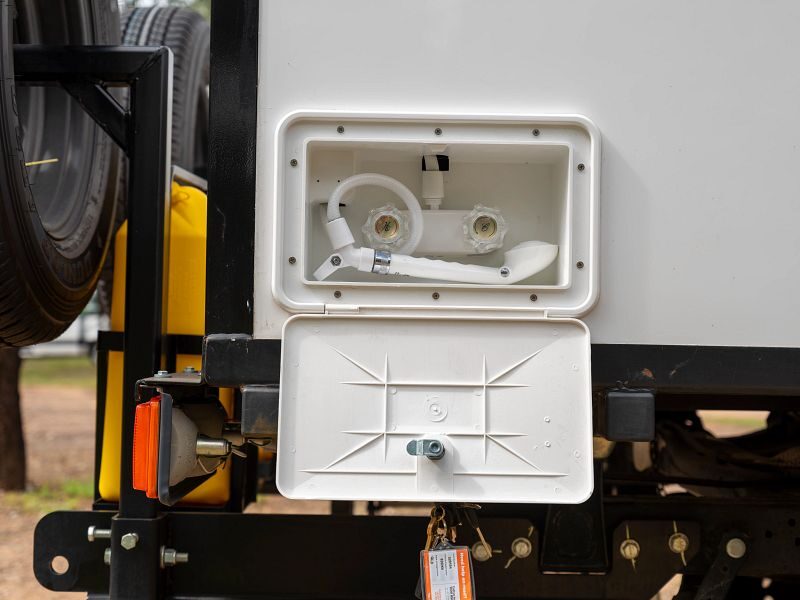 De solar buiten douche aan de zijkant van de Mighty 4WD camper
