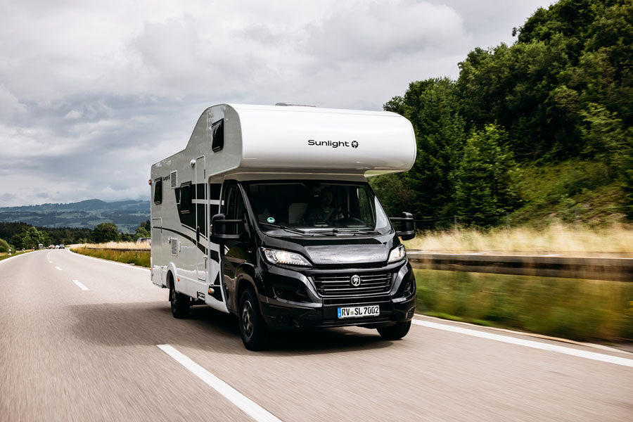 De McRent Family Luxury motorhome rijdt op een weg door Nieuw-Zeeland