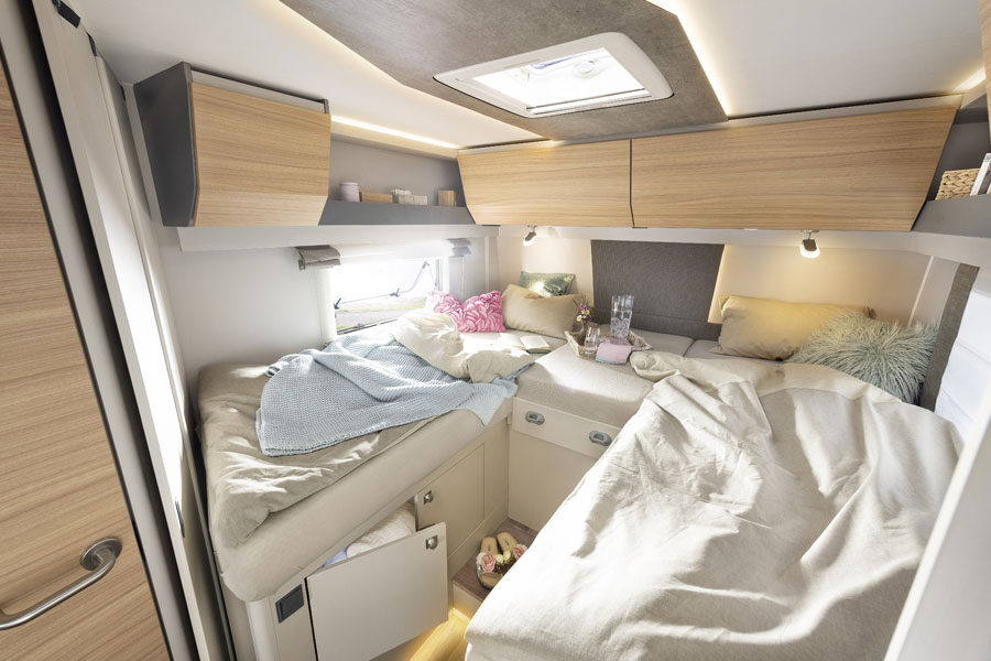 Twee eenpersoonsbedden achterin de McRent Comfort Standard