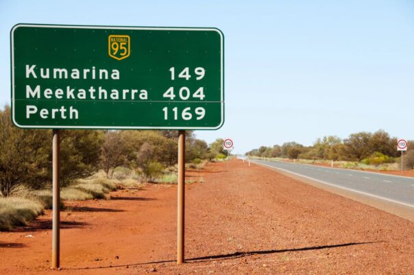 Verkeersbord langs de kant van de weg met aantal kilometers naar Meekatharra en Perth