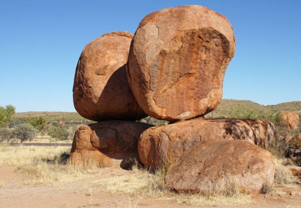 Twee gestapelde rotsblokken bij Devils Marbles bij Tennant Creek langs de Stuart Highway