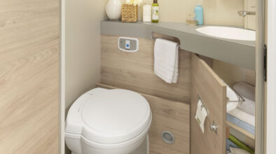 De badkamer met toilet en wastafel in de McRent Comfort Plus camper