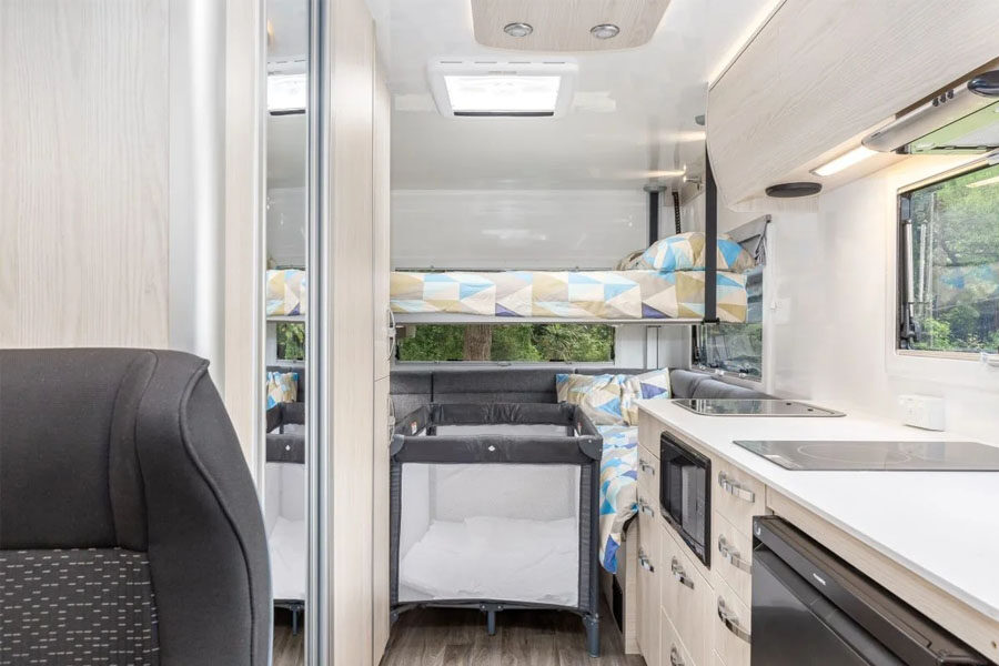De tweepersoonsbedden boven elkaar achterin en een extra kinderbedje in de Pacific Horizon Gem 4 camper