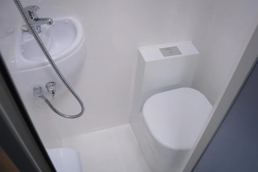 De badkamer met toilet, wasbak en douche in de Pacific Horizon Max 4 camper