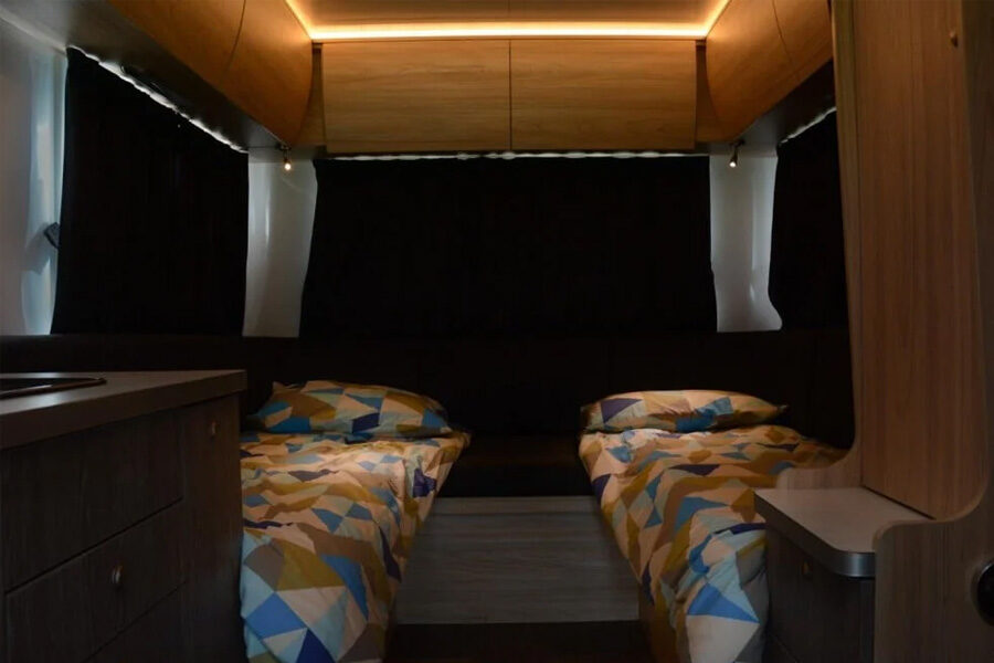 De twee enkele bedden die om te bouwen zijn tot een tweepersoonsbed achterin de Pacific Horizon Max 4 camper