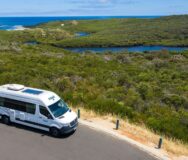 De Maui Ultima Plus staat geparkeerd bij een uitzicht over een baai bij Margaret River, dronezicht