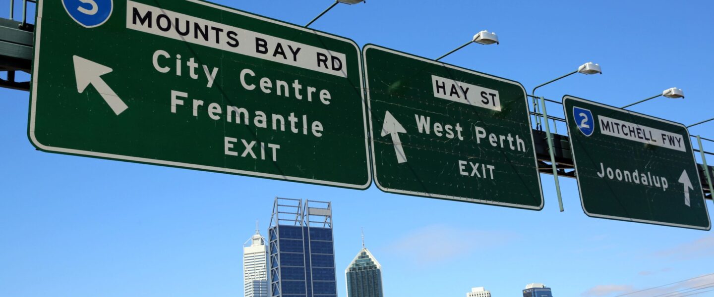 Borden boven de snelweg in Perth geven de richtingen Fremantle en city center aan