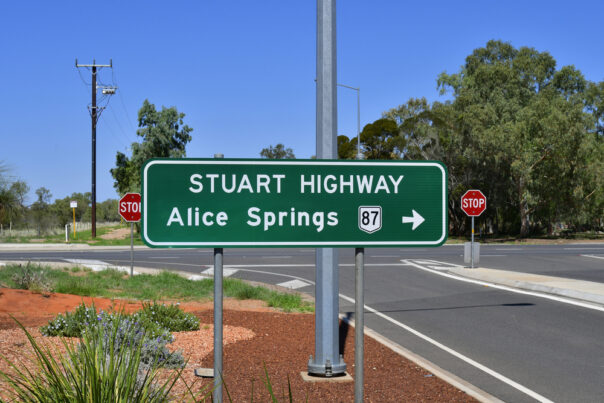 Bord richting Alice Springs op de Stuart Highway