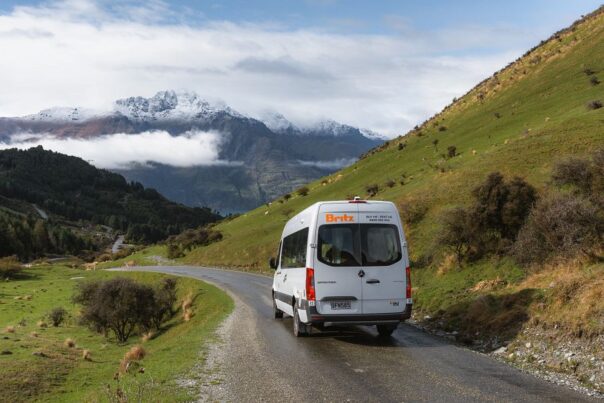 Britz Venturer camper rijdt op het Zuidereiland richting Queenstown