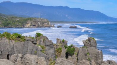 Zidht op de zee vanaf de Punakaiki Pancale Rocks aan de wesrcoast van het Zuidereiland