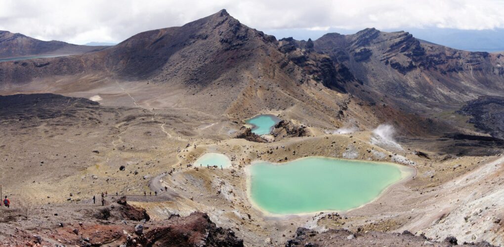 Panorama beeld van de groene meren in de Tongariro Crossing