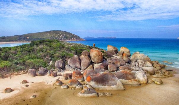Zicht op zee vanuit Sqeaky Beach en de gekleurde rotsen in Wilsons Promontory National Park