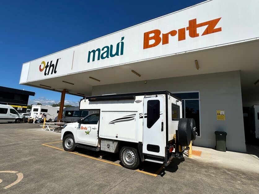 Britz Maverick staat geparkeerd voor de vestiging van THL in Cairns