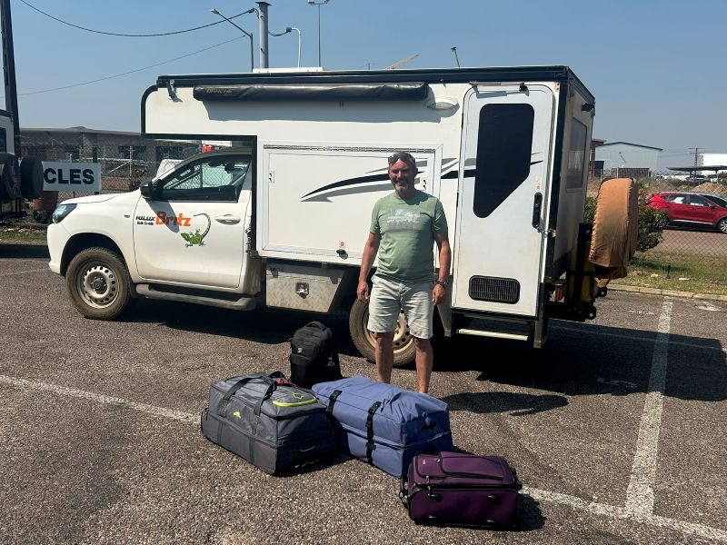 Peter staat met de koffers voor de cam per bij het inleveren in Darwin