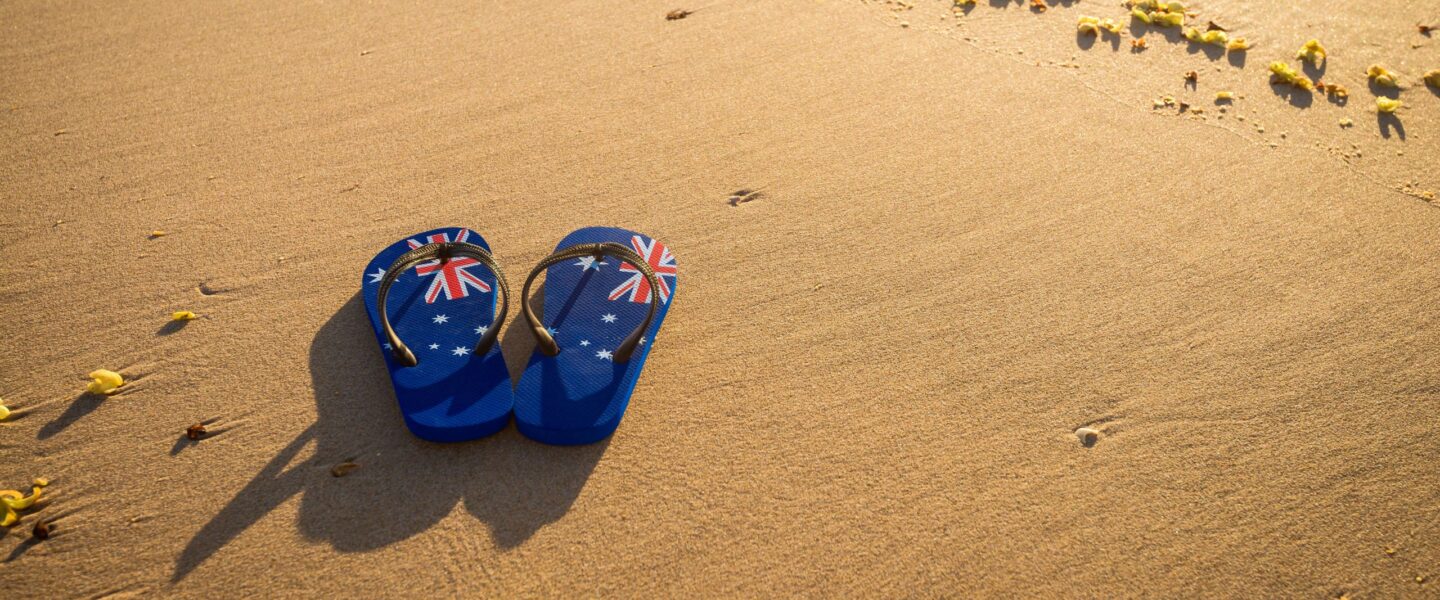 Slippers met de Australische vlag liggen op het strand