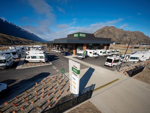 De vestiging van THL in Queenstown met veel campers op het buitenterrein